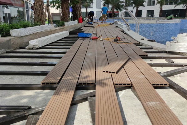 Bể bơi lát sàn nhựa giả gỗ có dễ dàng vệ sinh không