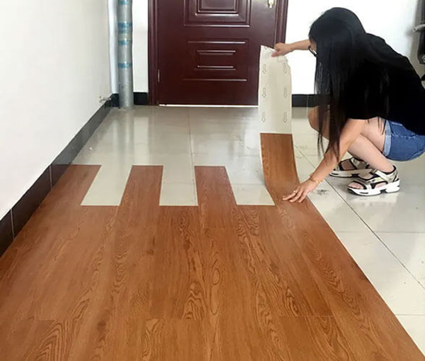 Cách lắp đặt sàn nhựa giả gỗ tự dán hiệu quả