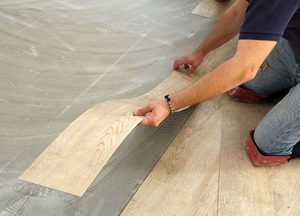 Cách lắp đặt sàn nhựa giả gỗ tự dán