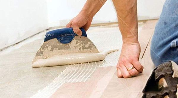 cách tháo sàn nhựa giả gỗ đơn giản