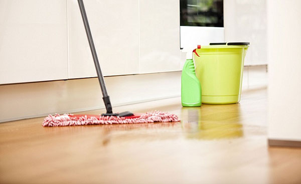 cách vệ sinh sàn nhựa chuẩn