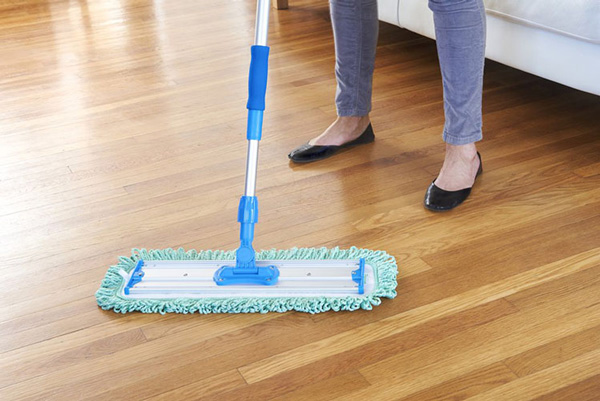 Cách vệ sinh sàn nhựa giả gỗ đúng cách