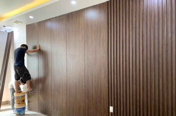Có nên chọn tấm ốp tường giả gỗ khi thi công nội thất