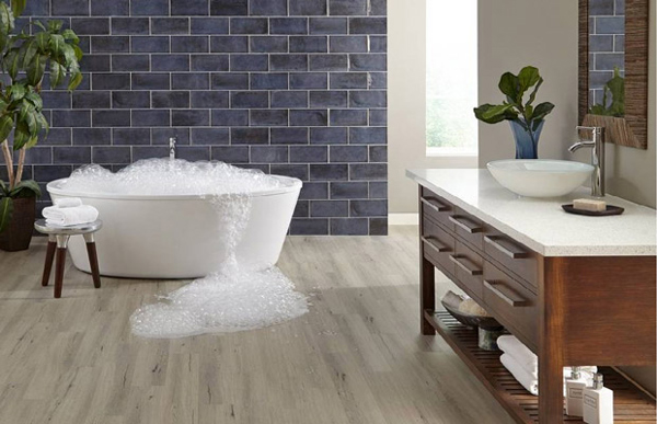 Có nên sử dụng sàn nhựa giả gỗ lót nhà tắm