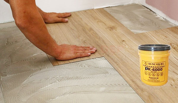 hướng dẫn tẩy keo dán sàn nhựa