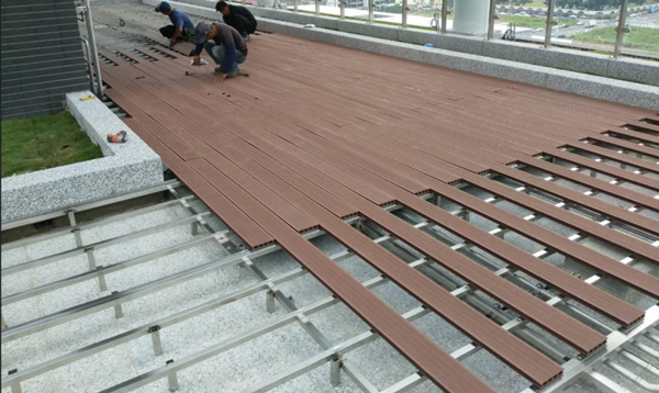 Lưu ý khi thi công sàn nhựa giả gỗ ngoài trời