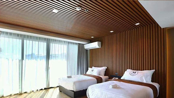 mẫu trần nhựa giả gỗ phổ biến phòng ngủ