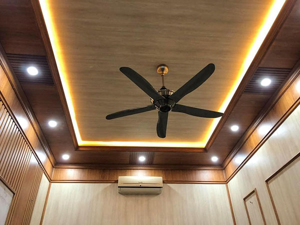 mẫu trần nhựa phòng khách giá gỗ hot