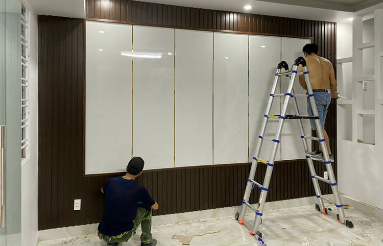 nên sử dụng tấm nhựa ốp tường hay gạch ốp tường