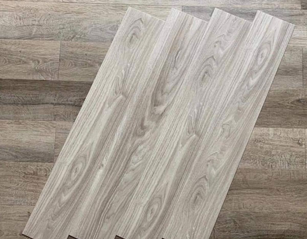 Sàn nhựa tự dán có bền không