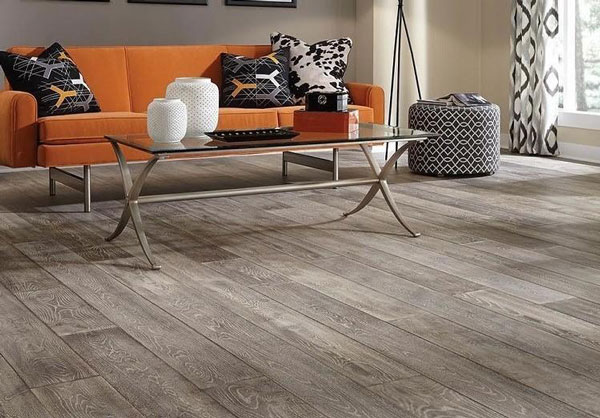 Sử dụng sàn nhựa giả gỗ có bị nồm hay không