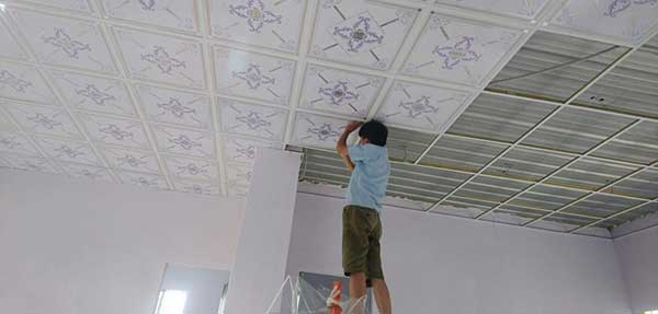 thi công trần nhựa hoa văn tại an dương