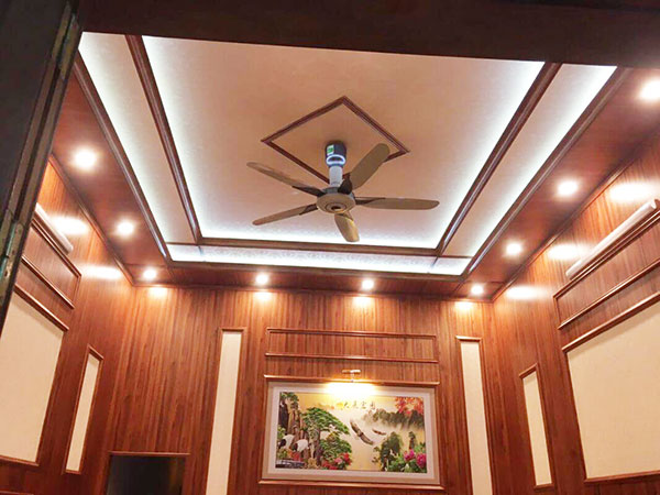 trần nhựa giả gỗ phòng khách