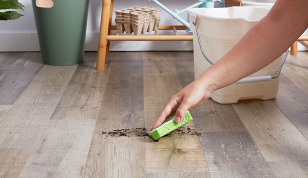 Vệ sinh sàn nhựa giả gỗ đúng cách