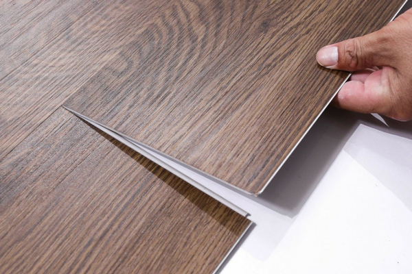 Cách tẩy keo trên sàn nhựa hiệu quả