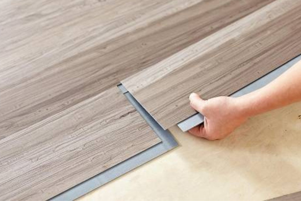 Cách tẩy keo trên sàn nhựa