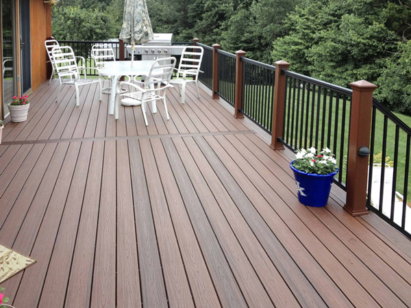 Nên chọn sàn gỗ nhựa ngoài trời rỗng ruột hay đặc ruột