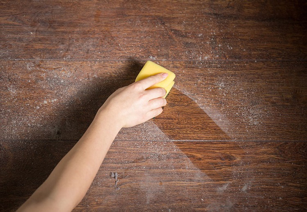 Nguyên nhân sàn nhựa bị mốc và cách khắc phục