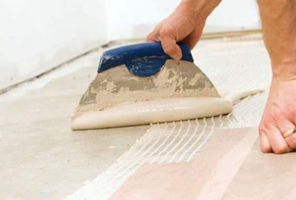 Tại sao sàn nhựa dán keo bị bong tróc